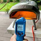 Infrarot Thermometer vor ooni Ofen