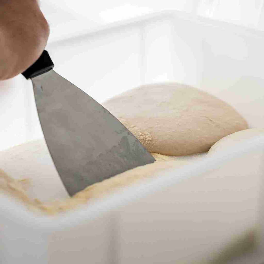 Teigspachtel mit Pizzaballen