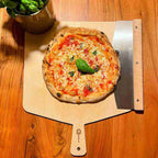 Pizza auf Pizzabrett mit Pizzawiegemesser